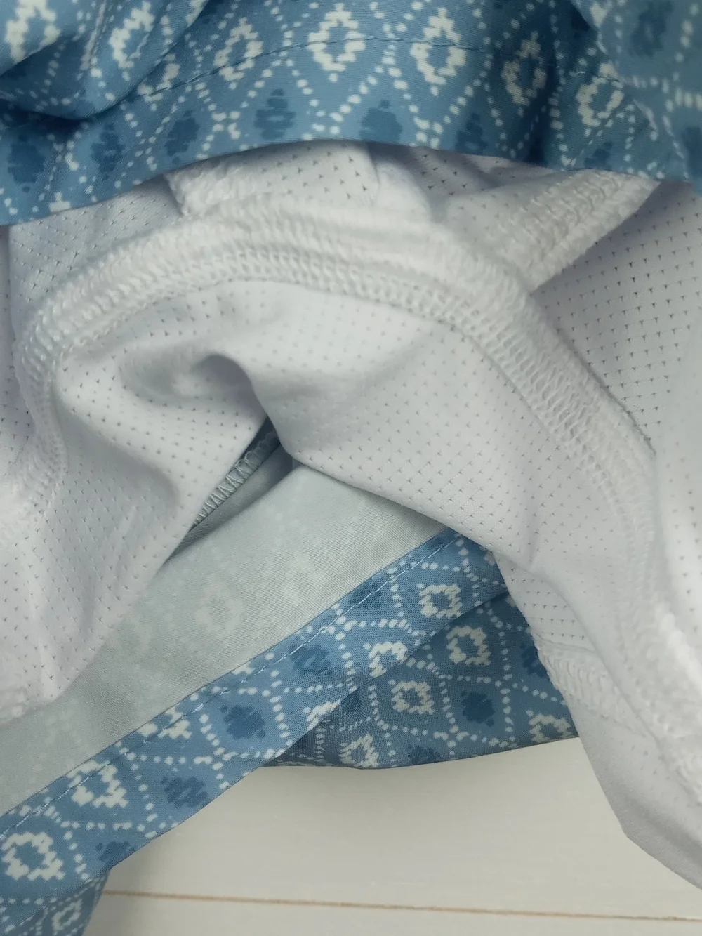 Hollister mens size XS diamond blue and white swim trunks